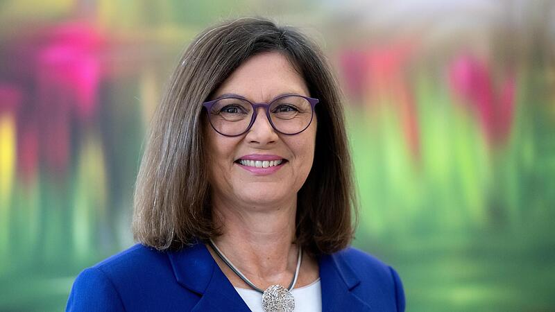 Es wird Zeit für die erste Frau im Bundespräsidentenamt, findet unser Autor Peter Müller. Sein Vorschlag lautet Ilse Aigner: Die kann Bundespräsidentin. Aber dann könnte Söder wohl nicht mehr Bundeskanzler wegen zu viel CSU in Berlin. Es wird Zeit für die erste Frau im Bundespräsidentenamt, findet unser Autor Peter Müller. Sein Vorschlag lautet Ilse Aigner: Die kann Bundespräsidentin. Aber dann könnte Söder wohl nicht mehr Bundeskanzler wegen zu viel CSU in Berlin.