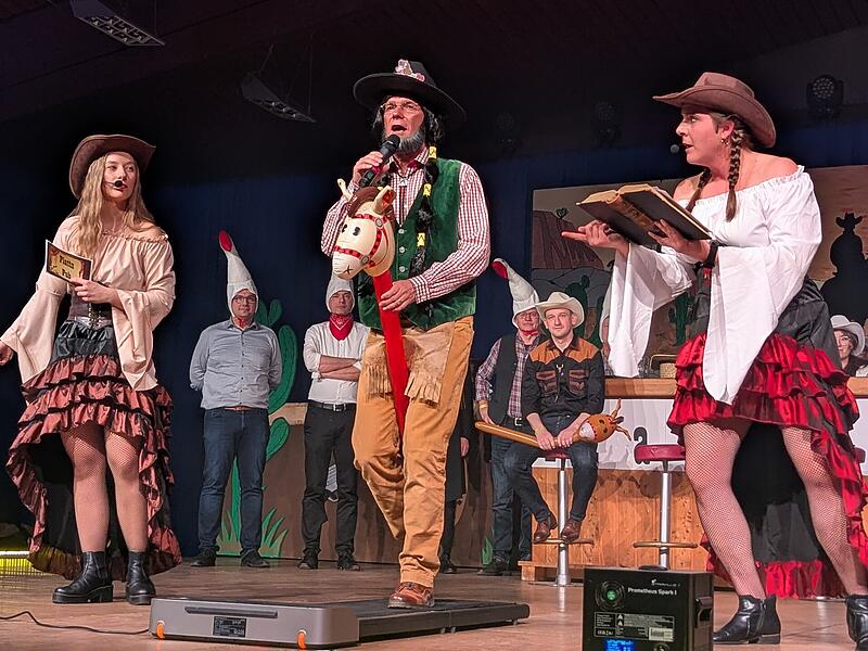 Wettkampfsieger: Strullendorf hat mit Wolfgang Desel schon vor der Kommunalwahl einen neuen Sheriff, hier angefeuert von Sophie Saffer (links) und Theresa Schwarzmann.