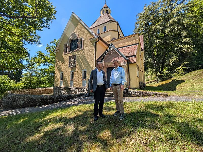 Verstärkung für drei Wochen: Ruhestandspfarrer Hans Weghorn (links) und Pfarrer Wolf-Benjamin Gittermann vor der Christuskirche in Bad Brückenau. Verstärkung für drei Wochen: Ruhestandspfarrer Hans Weghorn (links) und Pfarrer Wolf-Benjamin Gittermann vor der Christuskirche in Bad Brückenau.