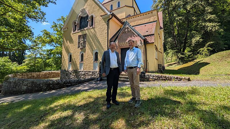 Verst&auml;rkung f&uuml;r drei Wochen: Ruhestandspfarrer Hans Weghorn (links) und Pfarrer Wolf-Benjamin Gittermann vor der Christuskirche in Bad Br&uuml;ckenau.