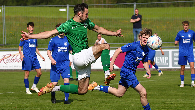Viel Platz im Strafraum hat der Neukenrother Angreifer Tim Wachter. Er bringt zwar den Fu&szlig; noch an den Ball, kann das Spielger&auml;t aber nicht kontrollieren.