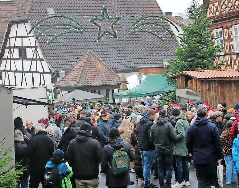 Zahlreiche Besucher säumten bei „angenehmen Wintertemperaturen“ den historischen Dorfbrunnenplatz. Zahlreiche Besucher säumten bei „angenehmen Wintertemperaturen“ den historischen Dorfbrunnenplatz.