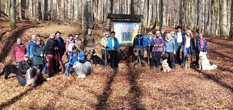 Die wanderbegeisterten Teilnehmer am Fu&szlig; des Himmeldunk.