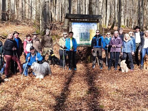 Die wanderbegeisterten Teilnehmer am Fu&szlig; des Himmeldunk.