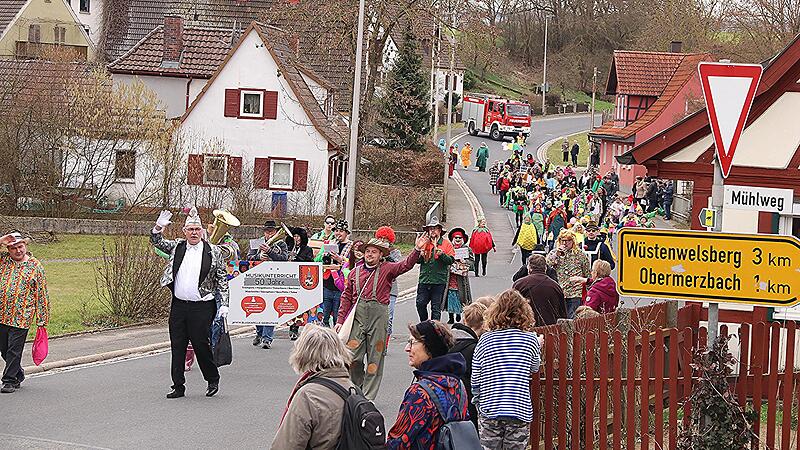 Von der Brunnenleite über die Staatsstraße zum Marktplatz bewegte sich der Faschingsumzug am Dienstag in Memmelsdorf, angeführt von Bürgermeister Helmut Dietz (vorne Mitte), Zweitem Bürgermeister Dieter Reisenweber (links) und Gemeinderat Stefan S...
