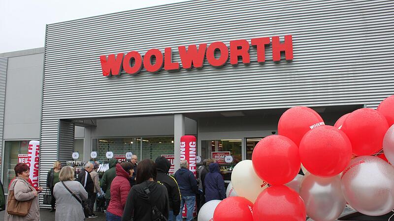 Rote und wei&szlig;e Luftballons waren ein Blickfang vor dem neuen Kaufhaus in der Lichtenfelser Theodor-Heuss-Stra&szlig;e. Vor der T&uuml;r warteten am Morgen schon zahlreichen Kunden.