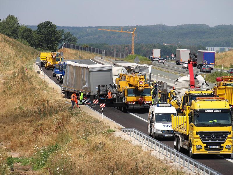 Der Lastwagenunfall legte die Autobahn in Fahrtrichtung mehrere Stunden lahm.