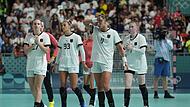 Julia Maidhof (ganz links) hat mit der DHB-Mannschaft das Olympia-Auftaktspiel verloren.