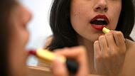 Lippenstift auftragen vor dem Spiegel