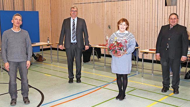 Bürgermeister Helmut Dietz (Zweiter von links) übergab an Robert Bohla (links), Dieter Reisenweber und Birgit Finzel (von rechts) die Kommunale Verdiensturkunde des Freistaates Bayern. Bürgermeister Helmut Dietz (Zweiter von links) übergab an Robert Bohla (links), Dieter Reisenweber und Birgit Finzel (von rechts) die Kommunale Verdiensturkunde des Freistaates Bayern.