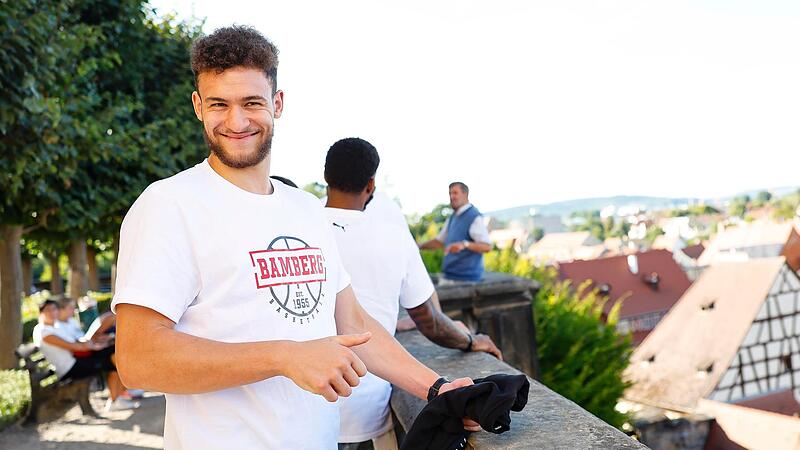 Als „Sunshine-Typ“ bezeichnet sich Kevin Wohlrath, hier bei der Brose-Stadtführung im Rosengarten.