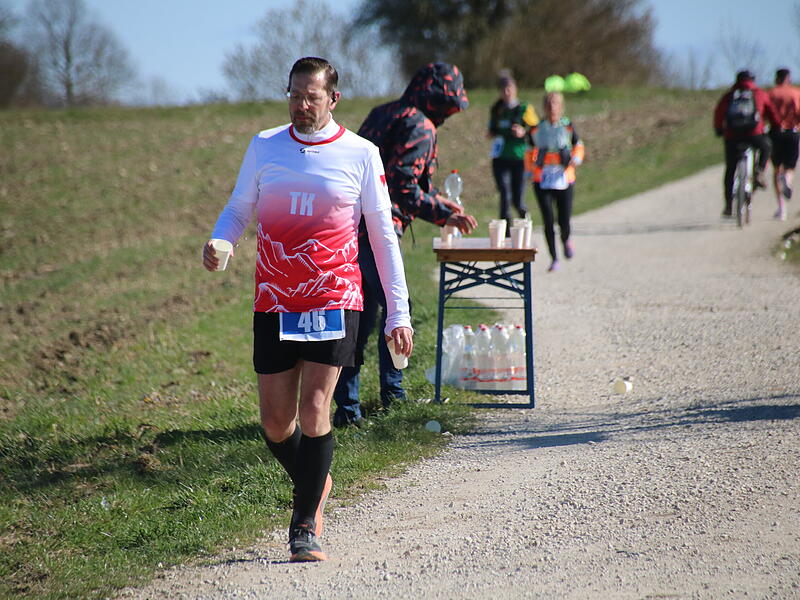 Strahlender Sonnenschein, aber nur niedrige Plusgrade erwartete die L&auml;ufer beim 19. Obermain-Marathon rund um Bad Staffelstein. Die Marathon-Strecke f&uuml;hrte wieder an den beiden Wahrzeichen der Kurstadt, dem Kloster Banz und der Basilika Vierzehnheiligen vorbei.
