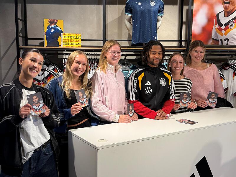 Fu&szlig;ball-Star Serge Gnabry nahm sich in Herzogenaurach bei einer Autogrammstunde im Adidas-Store viel Zeit f&uuml;r seine begeisterten Fans.