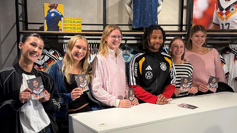 Fu&szlig;ball-Star Serge Gnabry nahm sich in Herzogenaurach bei einer Autogrammstunde im Adidas-Store viel Zeit f&uuml;r seine begeisterten Fans.