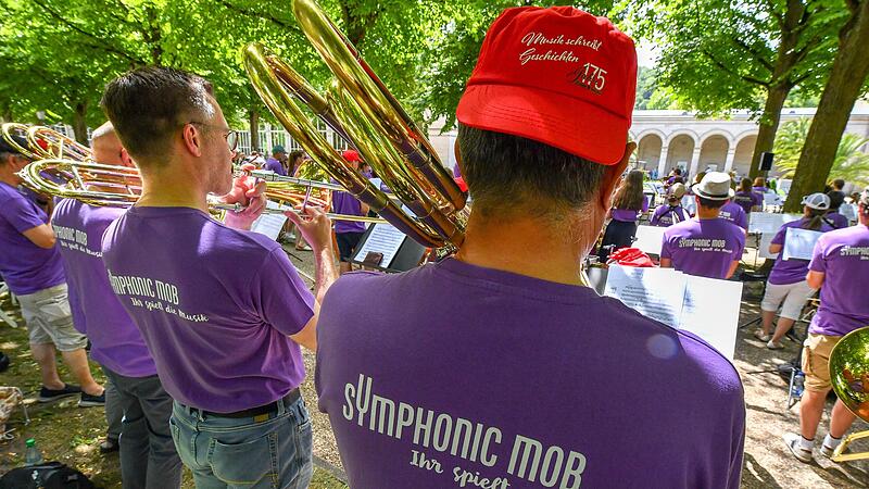 Beim ersten Bad Kissinger Symphonic Mob im Kurgarten 2022 kamen insgesamt rund 300 Musikerinnen und Musiker zusammen. Beim ersten Bad Kissinger Symphonic Mob im Kurgarten 2022 kamen insgesamt rund 300 Musikerinnen und Musiker zusammen.