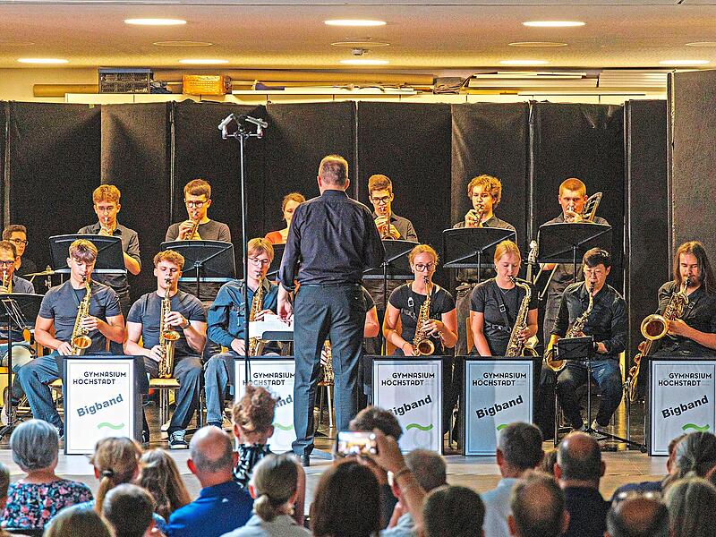 Die Bigband von Florian Kager nutzte das Konzert als Generalprobe für das Jazzwochenende in Regensburg. Die Bigband von Florian Kager nutzte das Konzert als Generalprobe für das Jazzwochenende in Regensburg.