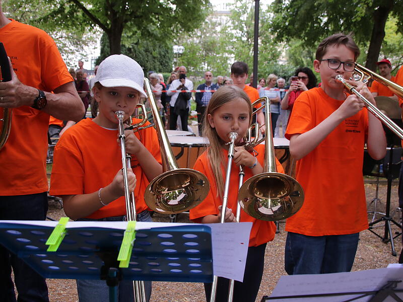 Mathilda (von links), Leonie und Jonas spielen auf ihren Posaunen beim Symphonic Mob 2023 mit.