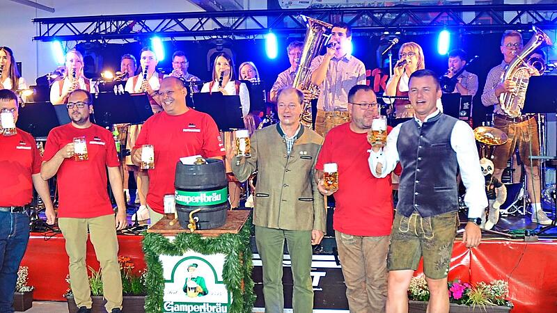 Nach gelungenem Bieranstich beim 150. Jubiläum der Feuerwehr Pressig gab es ein Prosit der Gemütlichkeit und ab jetzt gaben die Wickendorfer Musikanten den Ton an (von links): Erster Vorsitzender Thomas Günther (auch Zweiter Bürgermeister), stellv... Nach gelungenem Bieranstich beim 150. Jubiläum der Feuerwehr Pressig gab es ein Prosit der Gemütlichkeit und ab jetzt gaben die Wickendorfer Musikanten den Ton an (von links): Erster Vorsitzender Thomas Günther (auch Zweiter Bürgermeister), stellv...