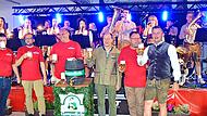 Nach gelungenem Bieranstich beim 150. Jubiläum der Feuerwehr Pressig gab es ein Prosit der Gemütlichkeit und ab jetzt gaben die Wickendorfer Musikanten den Ton an (von links): Erster Vorsitzender Thomas Günther (auch Zweiter Bürgermeister), stellv... Nach gelungenem Bieranstich beim 150. Jubiläum der Feuerwehr Pressig gab es ein Prosit der Gemütlichkeit und ab jetzt gaben die Wickendorfer Musikanten den Ton an (von links): Erster Vorsitzender Thomas Günther (auch Zweiter Bürgermeister), stellv...