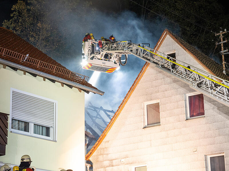 Nächtlicher Einsatz für die Feuerwehr: Scheune steht in VollbrandFeuerwehreinsatz in Egloffstein mit 130 Feuerwehrleuten