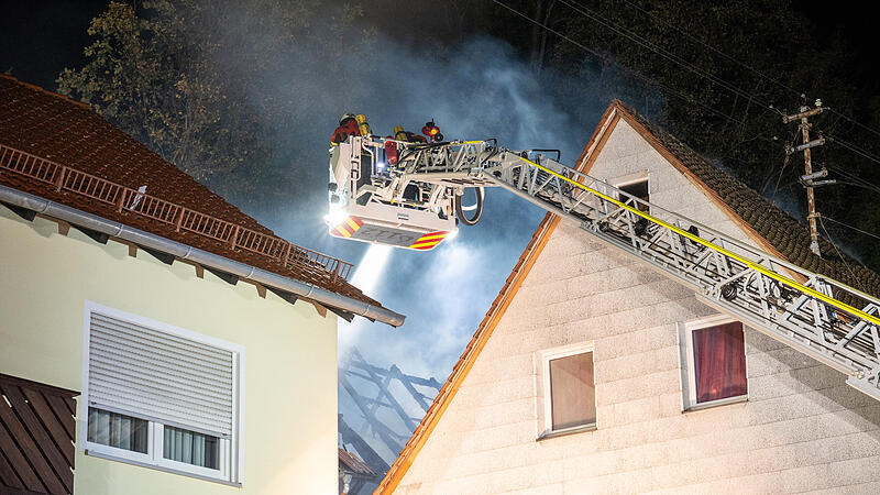 N&auml;chtlicher Einsatz f&uuml;r die Feuerwehr: Scheune steht in VollbrandFeuerwehreinsatz in Egloffstein mit 130 Feuerwehrleuten
