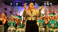 Das große Finale führte Sitzungspräsidentin Sandra Lohs (Mitte) an.