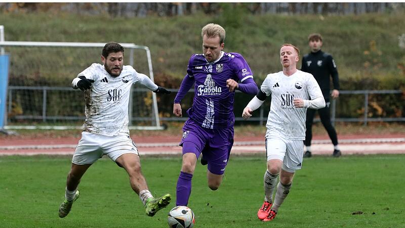 Der Bamberger Marc Reischmann (M.) behauptet den Ball gegen Cristian Camillo Fischer (l.) und Rene Knie vom FC Coburg.