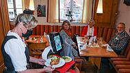 Am Kontakt zu den G&auml;sten hat sich f&uuml;r Servicekraft Birgit Moder nichts ge&auml;ndert. Neuerdings muss sie aber nicht mehr so viel schleppen. Das besorgt Roboterkollegin &bdquo;Hilde&ldquo;, die eigenst&auml;ndig das Essen aus der K&uuml;che bringt und bei Bedarf sogar mit den G&auml;sten spricht.Forchheim & Fr&auml;nkische Schweiz
