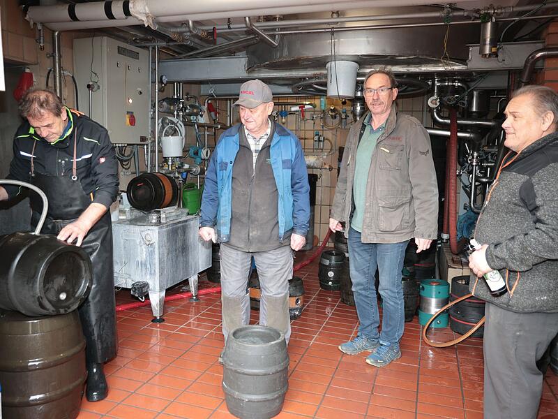 Beim Fassen des Hausbrauerbieres: Brauer Ralf Wozelka f&uuml;llt in Stieberlimbach den begehrten Gerstensaft in die selbst mitgebrachten F&auml;sser ein.