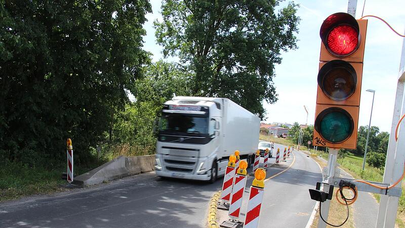 Engstelle seit über einem Jahr: Die Ampeln zwischen Falkendorf und Münchaurach werden auch noch etwas länger stehen.