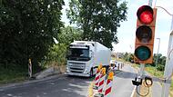 Engstelle seit über einem Jahr: Die Ampeln zwischen Falkendorf und Münchaurach werden auch noch etwas länger stehen.