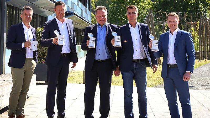 Mit einer Unterschrift besiegelten die Kulmbacher Brauerei AG und die Stadtwerke Kulmbach ihre weitere, vertrauensvolle Zusammenarbeit bis 1. Januar 2029. Unser Bild zeigt (von links): Michael Bayr (Experte Energieeinkauf), Mathias Keil, Oberb&uuml;rge...