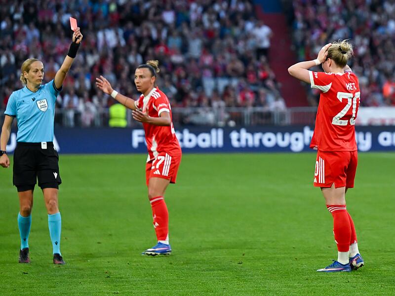 Franziska Kett sieht die rote Karte