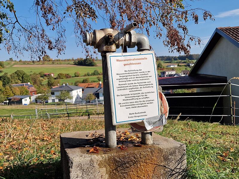 Die Wasserentnahmestelle in Waldfenster ist weiterhin gesperrt. In mehreren B&uuml;rgerversammlungen wurde zuletzt &uuml;ber eine m&ouml;gliche Wieder&ouml;ffnung und die daf&uuml;r notwendigen Genehmigungen diskutiert.
