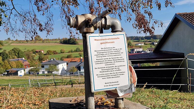 Die Wasserentnahmestelle in Waldfenster ist weiterhin gesperrt. In mehreren B&uuml;rgerversammlungen wurde zuletzt &uuml;ber eine m&ouml;gliche Wieder&ouml;ffnung und die daf&uuml;r notwendigen Genehmigungen diskutiert.