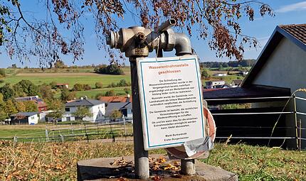 Die Wasserentnahmestelle in Waldfenster ist weiterhin gesperrt. In mehreren B&uuml;rgerversammlungen wurde zuletzt &uuml;ber eine m&ouml;gliche Wieder&ouml;ffnung und die daf&uuml;r notwendigen Genehmigungen diskutiert.
