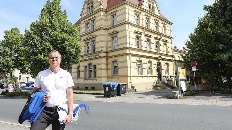 Wird die Prunksitzung 2023 stattfinden k&ouml;nnen? Bernd Uttenreruther von den N&auml;rrischen Siedlern Lichteneiche hofft darauf &ndash; auch ohne Kolpingshaus. Generell schauen er und andere  Engagierte aber sorgenvoll in Forchheims kulturelle Zukunft.Forchheim & Fr&auml;nkische Schweiz