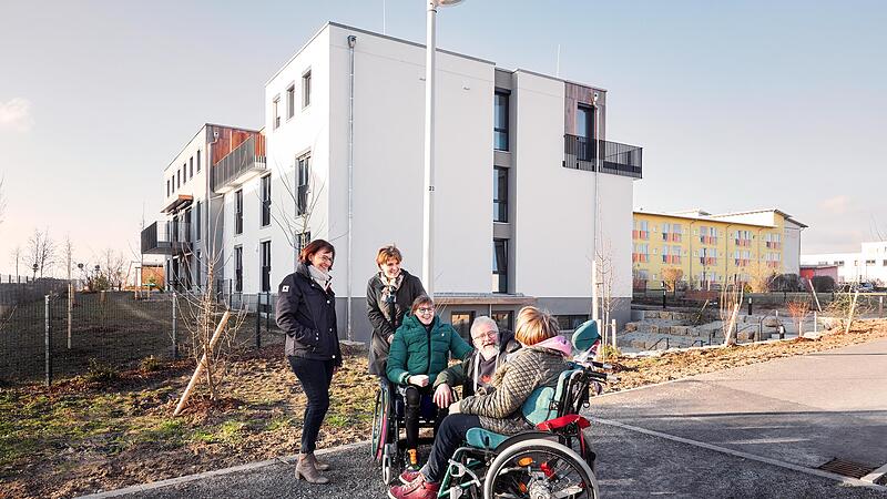Gisela Raab und einige Bewohner vor dem Gebäude: 24 junge Erwachsene mit Handicap können hier wohnen. Was dem Engagement der Eltern und von Gisela Raab zu verdanken ist.