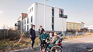 Gisela Raab und einige Bewohner vor dem Gebäude: 24 junge Erwachsene mit Handicap können hier wohnen. Was dem Engagement der Eltern und von Gisela Raab zu verdanken ist.