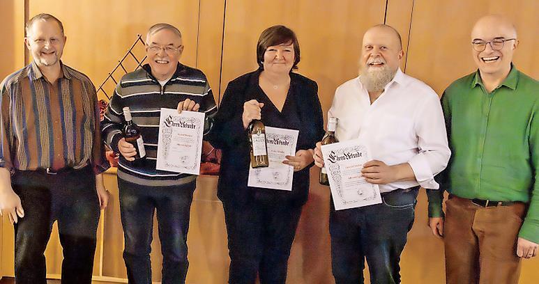 B&uuml;rgervereins-Vorsitzender Stefan Andritschke (rechts) und Zweiter Vorsitzender Andreas Remshard ((links) gratulieren den neuen Ehrenmitgliedern (von links) Rudolf Kaspar, Gaby Pfeufer und Oswald M&uuml;ller.