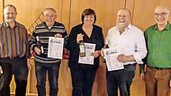 B&uuml;rgervereins-Vorsitzender Stefan Andritschke (rechts) und Zweiter Vorsitzender Andreas Remshard ((links) gratulieren den neuen Ehrenmitgliedern (von links) Rudolf Kaspar, Gaby Pfeufer und Oswald M&uuml;ller.