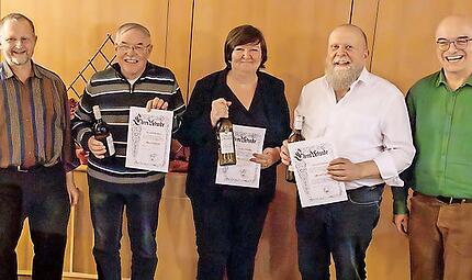 Bürgervereins-Vorsitzender Stefan Andritschke (rechts) und Zweiter Vorsitzender Andreas Remshard ((links) gratulieren den neuen Ehrenmitgliedern (von links) Rudolf Kaspar, Gaby Pfeufer und Oswald Müller. Bürgervereins-Vorsitzender Stefan Andritschke (rechts) und Zweiter Vorsitzender Andreas Remshard ((links) gratulieren den neuen Ehrenmitgliedern (von links) Rudolf Kaspar, Gaby Pfeufer und Oswald Müller.