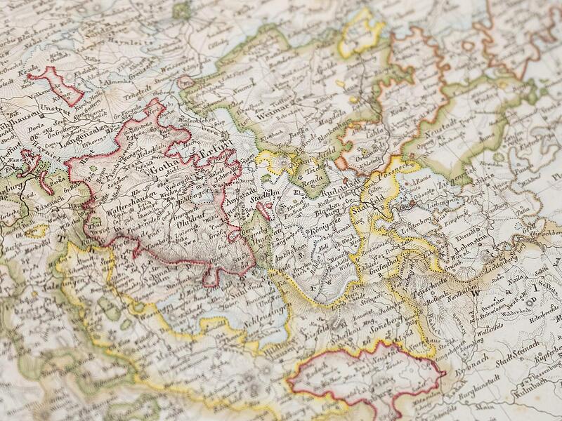 In Gotha publiziert: &bdquo;Karte nach dem Theilungsvertrag v[om] 12. Nov[ember] 1826&ldquo;, zu sehen in der  Ausstellung &bdquo;Coburg I Gotha I 1826&ldquo; im Spiegelsaal auf Schloss Friedenstein.