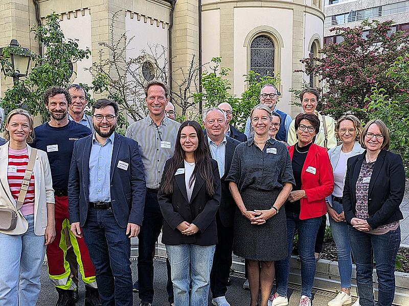 Landpartie Allgemeinmedizin: Berufschancen in Bad Kissingen Landrat Thomas Bold (Mitte) mit Professoren, Organisatoren und Gästen beim Auftakt zur „Landpartie Allgemeinmedizin“