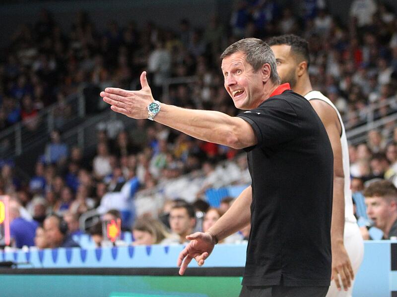 Basketball-Trainer Alan Ibrahimagic bei einem EM-Spiel, im Hintergrund der Ex-Bamberger Johannes Thiemann.