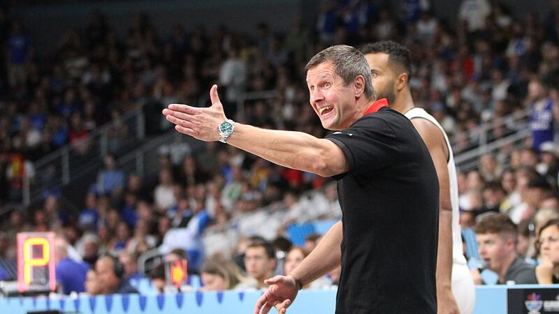 Basketball-Trainer Alan Ibrahimagic bei einem EM-Spiel, im Hintergrund der Ex-Bamberger Johannes Thiemann.
