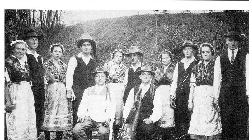 &bdquo;Ploutzborschn&ldquo; und &bdquo;Ploutzm&auml;dla&ldquo; bei einer Plankirchweih in R&uuml;ttmannsdorf um 1900.