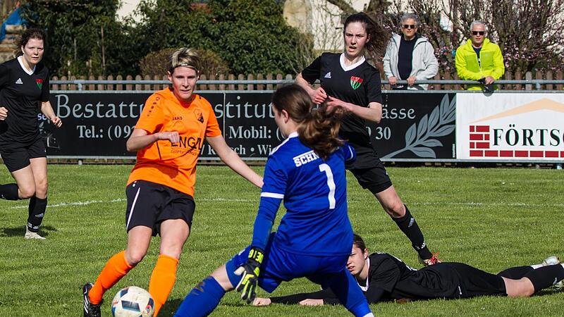 Eine von vielen Gro&szlig;chancen f&uuml;r den SV Reitsch im Spiel gegen den FC Schweinfurt 05: Kristin Rebhan (orangenes Trikot) scheitert in dieser Szene an der Keeperin Leonie Heimann.