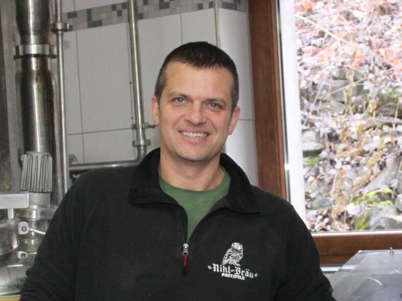 Es ist Mike Schmitt, der Braumeister und Inhaber der Nikl-Br&auml;u.