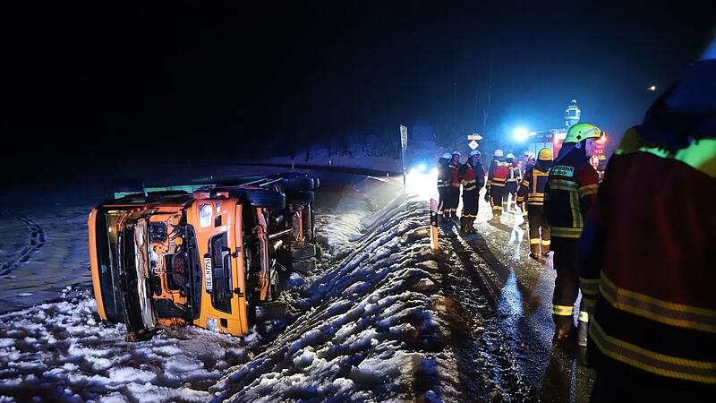 M&uuml;llfahrzeug st&uuml;rzt B&ouml;schung hinab
